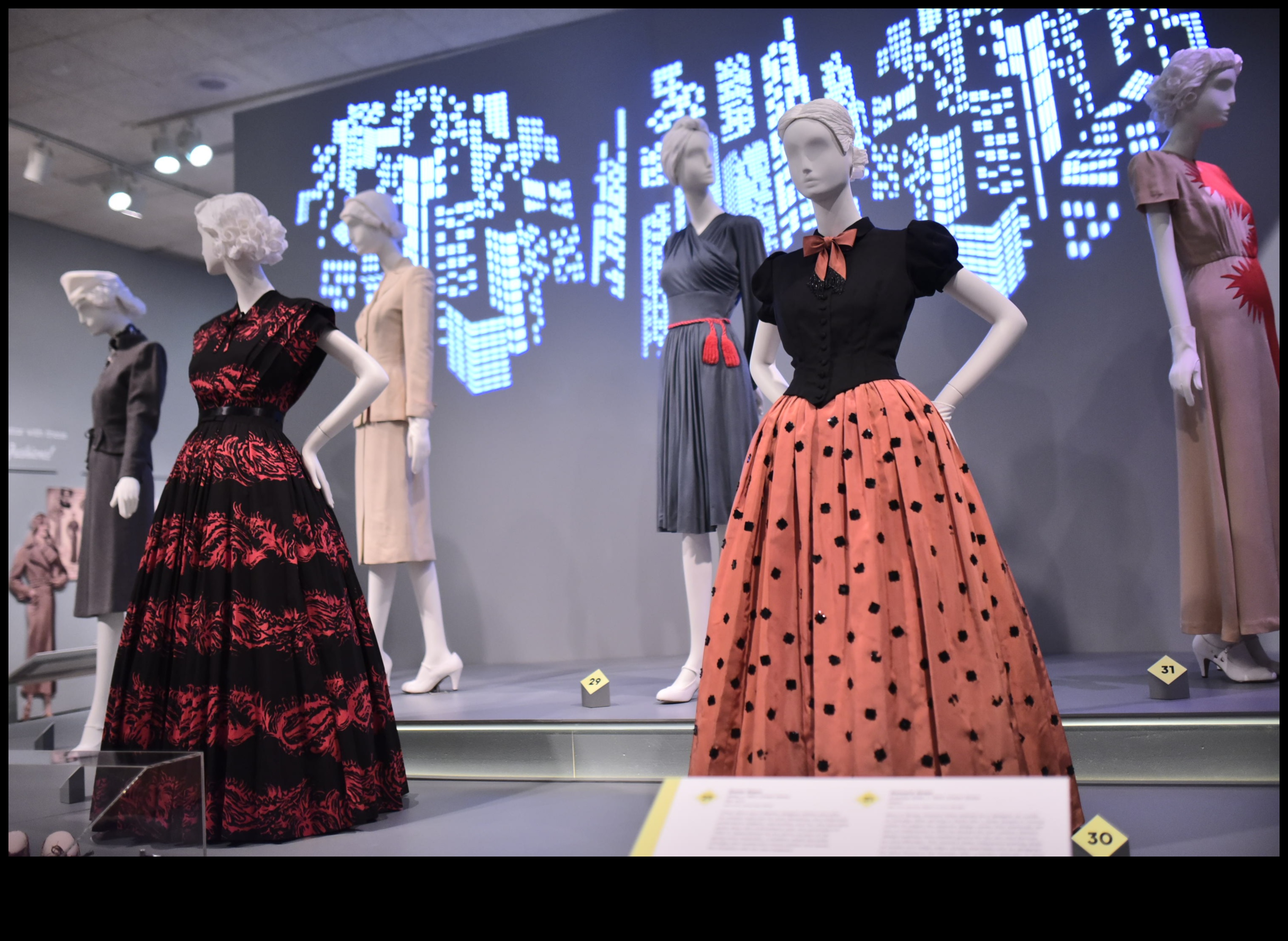 Glamous Gazette: Vintage Kıyafetler Moda Tarihi Başlık
