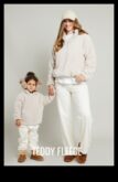 Modern aile için sevgiyle hazırlanmış bebek ekipmanı mutlu kalpler